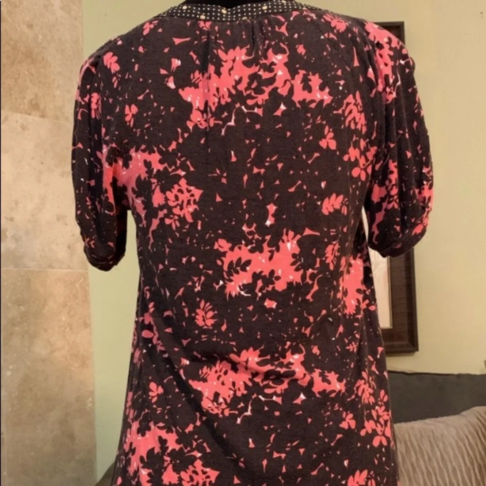 Deletta ANTHROPOLOGIE| Size medium |Printed floral V-Neck top. - Picture 4 of 4